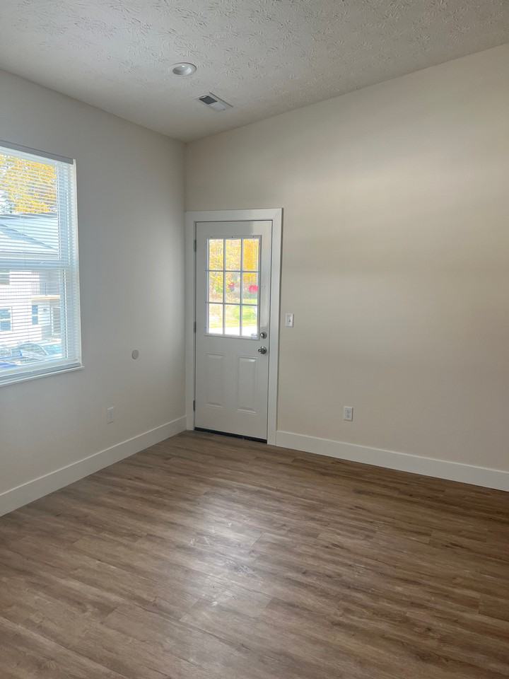 705 Court Yard Lane - Photo 7 of 18