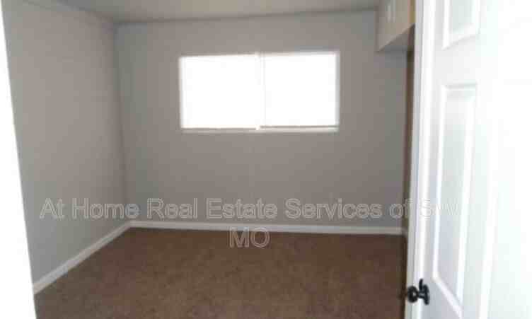 930 S Campbell Ave - Photo 5 of 8