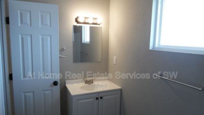 930 S Campbell Ave - Photo 7 of 8