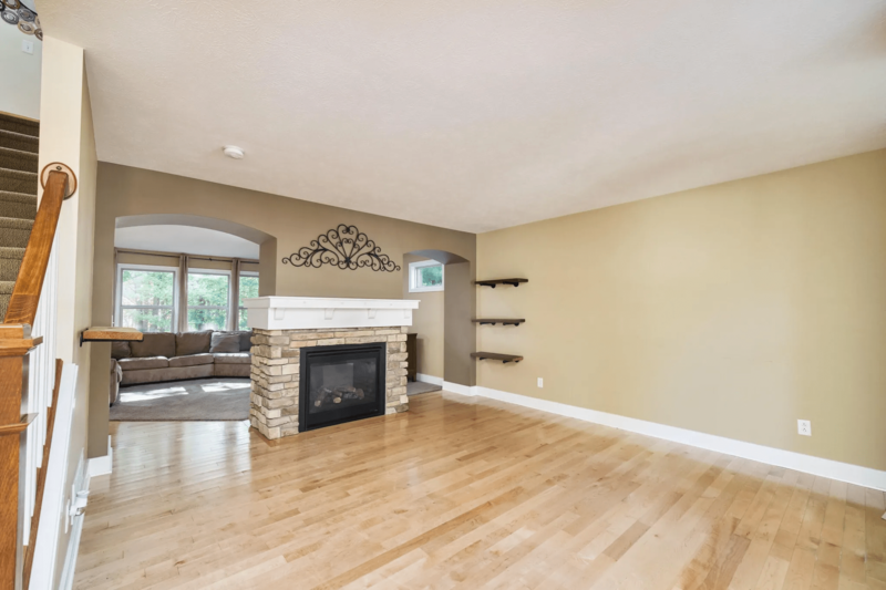 16826 Birchview Dr - Photo 3 of 10