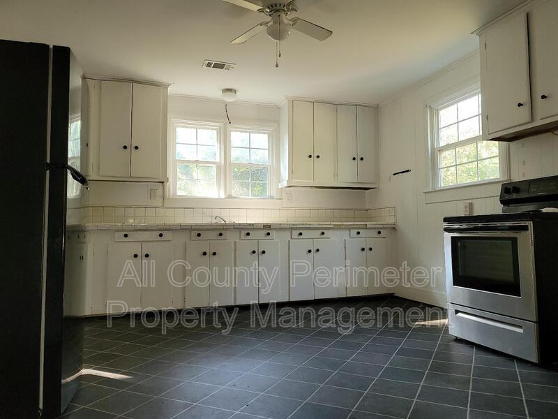 896 Dorothy St - Photo 3 of 9