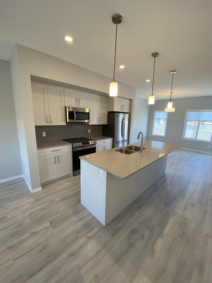 5251 21a Ave Sw - Photo 2 of 25