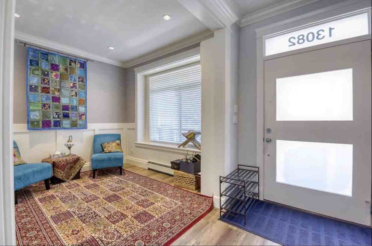 ID# SUR129: PANORAMA RIDGE 3BR HOME - Photo 3 of 15