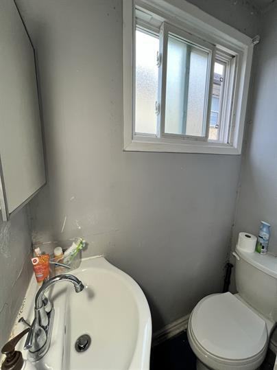 427 Queenston St - Photo 3 of 8