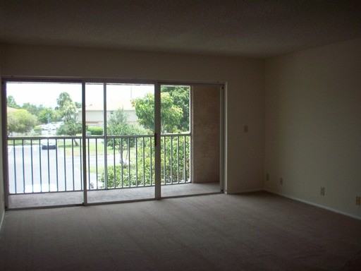 1533 SE Royal Green Cir - Photo 2 of 6