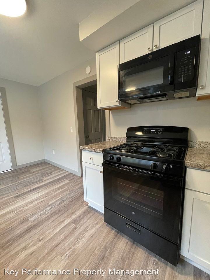 304 East North Street - Photo 2 of 12