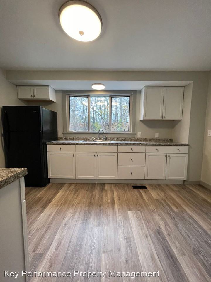 304 East North Street - Photo 3 of 12