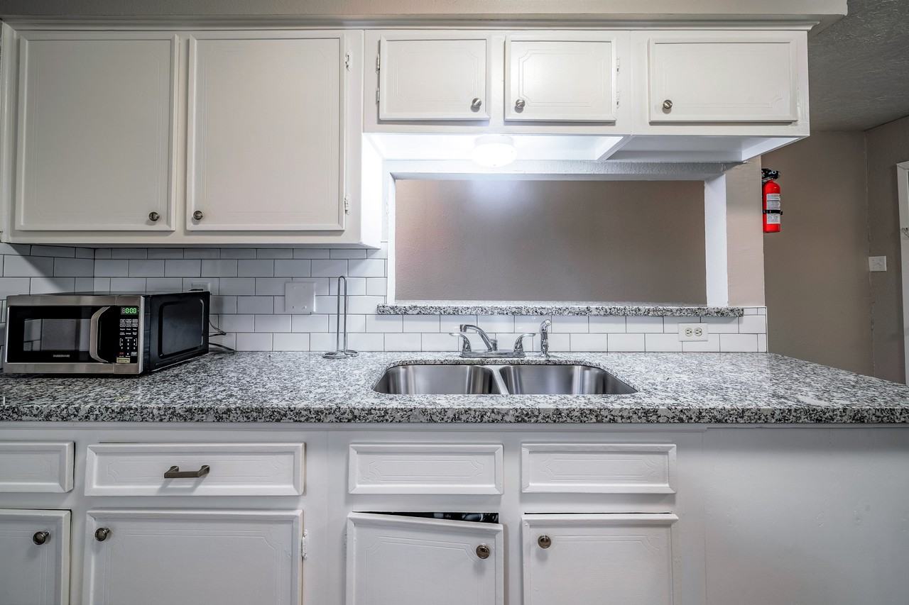 Mango St - Photo 4 of 26