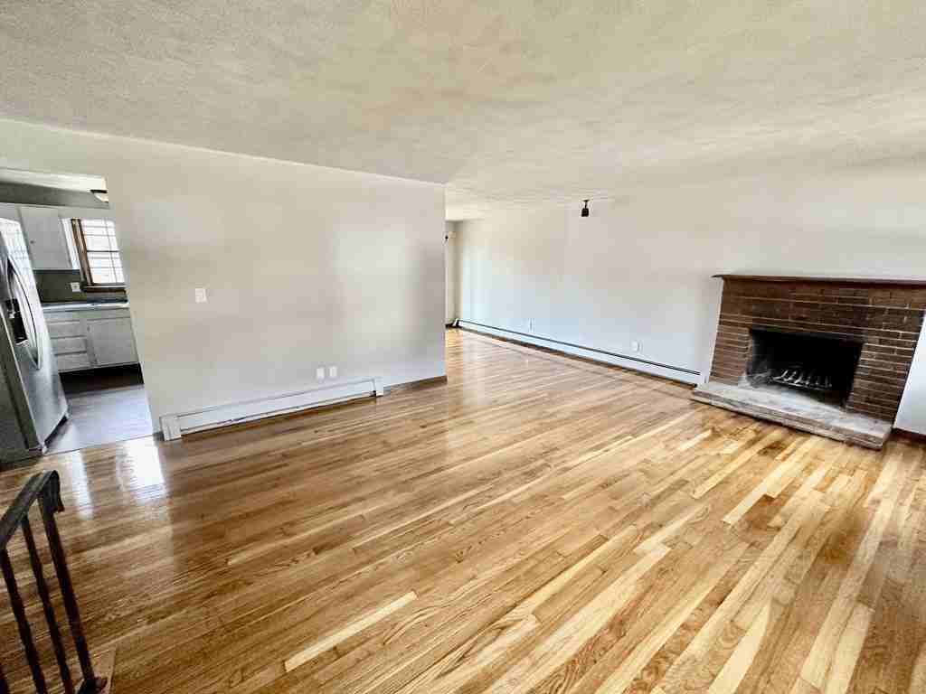 1005 Lincolnshire Dr - Photo 2 of 11