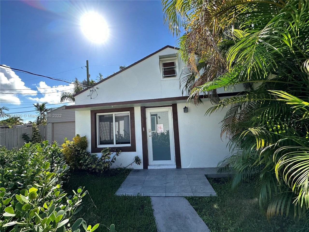 1526 Ne 110th St #B - Photo 2 of 8