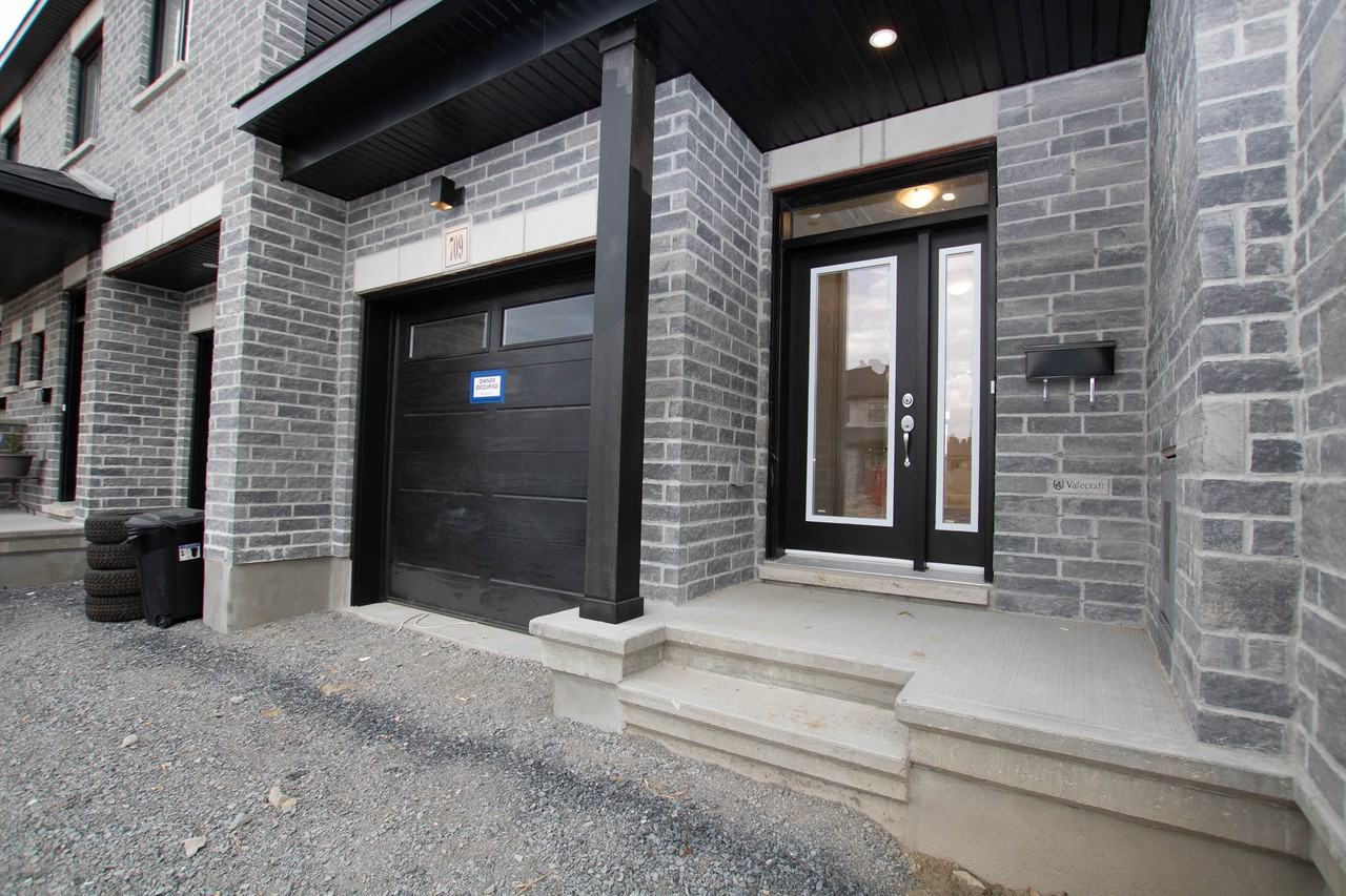 709 Namur Street - Photo 3 of 35