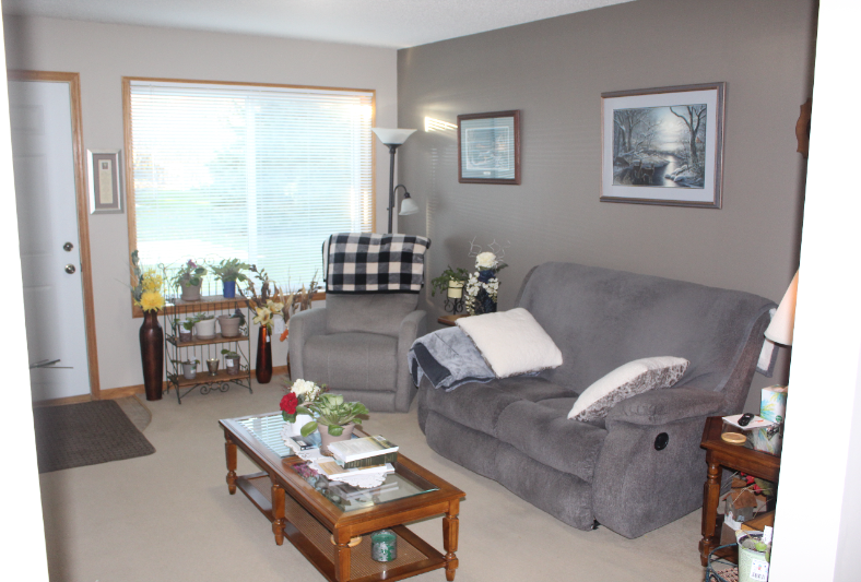 327 10th Ave Nw - Photo 3 of 18