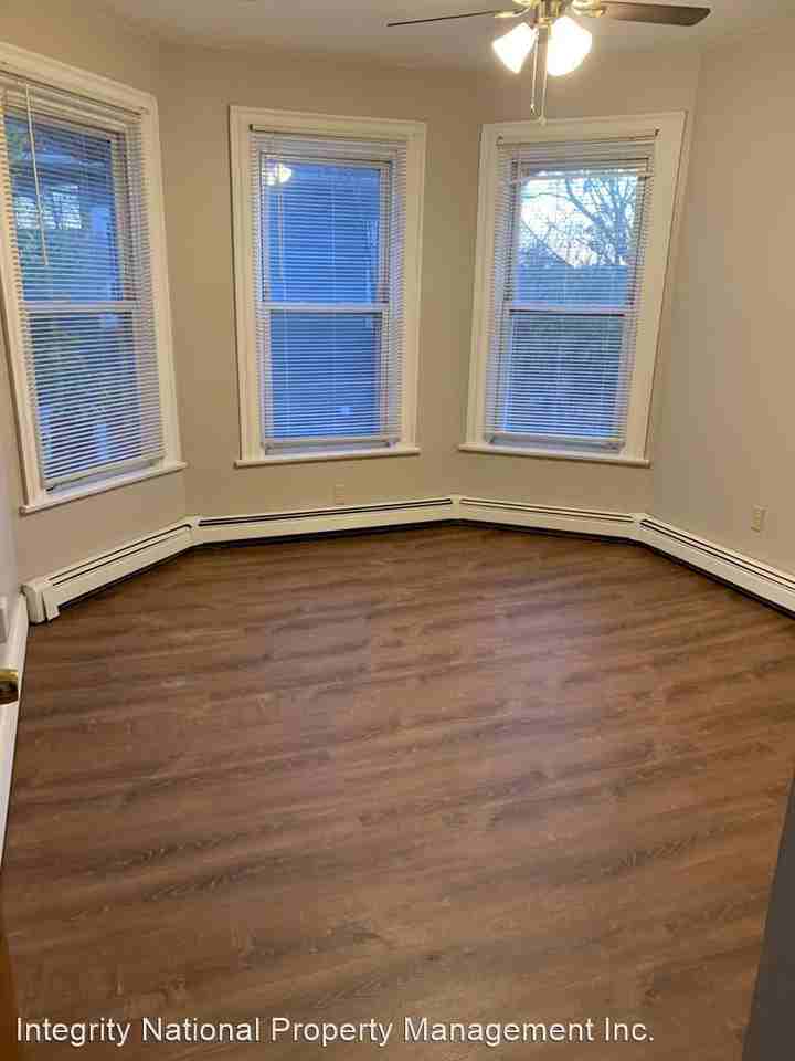 180 N Clinton Street - Photo 2 of 6