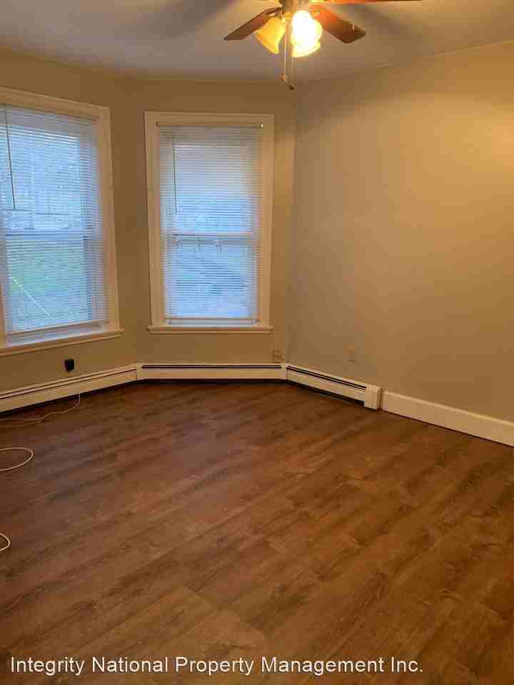 180 N Clinton Street - Photo 3 of 6