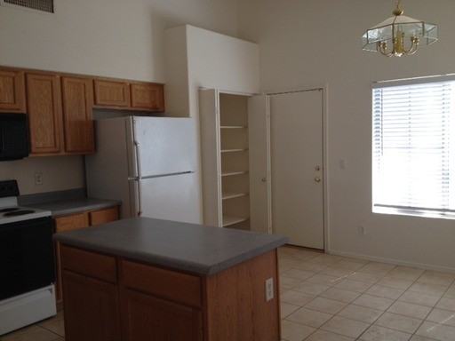 890 E Baylor Ln - Photo 3 of 10