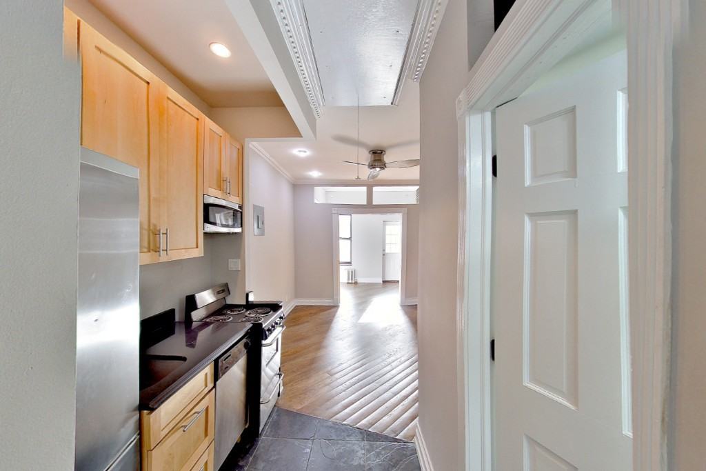 E 10th St #16 - Photo 5 of 6