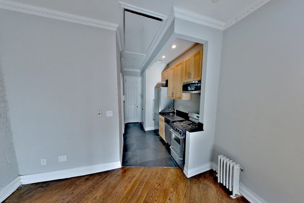 E 10th St #16 - Photo 4 of 6