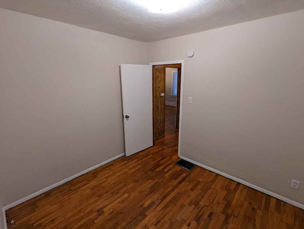 908 W Eureka St #1 - Photo 3 of 12
