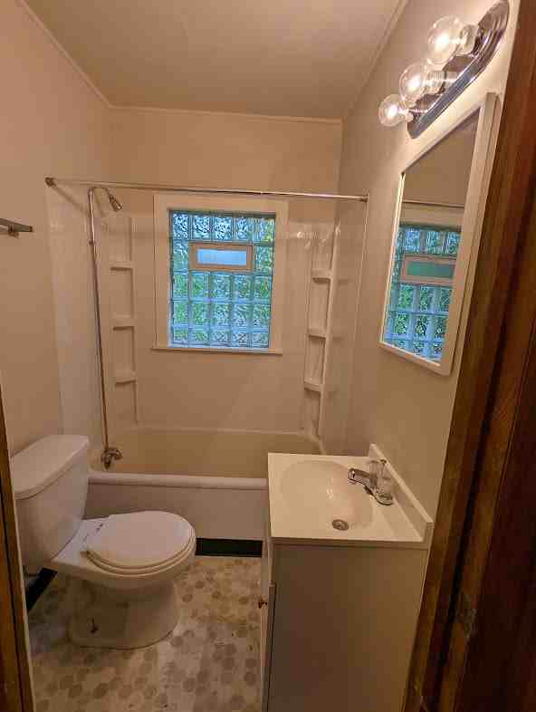 908 W Eureka St #1 - Photo 4 of 12