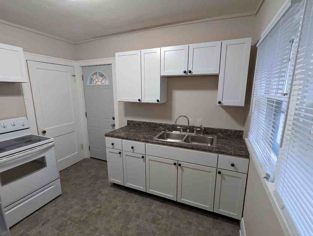 908 W Eureka St #1 - Photo 7 of 12