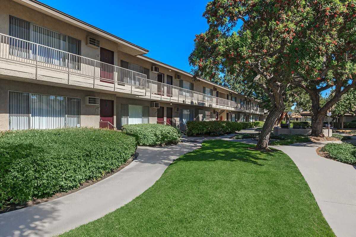 400 S Sunkist St - Photo 5 of 22