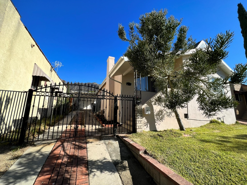 2075 Watson St - Photo 2 of 18