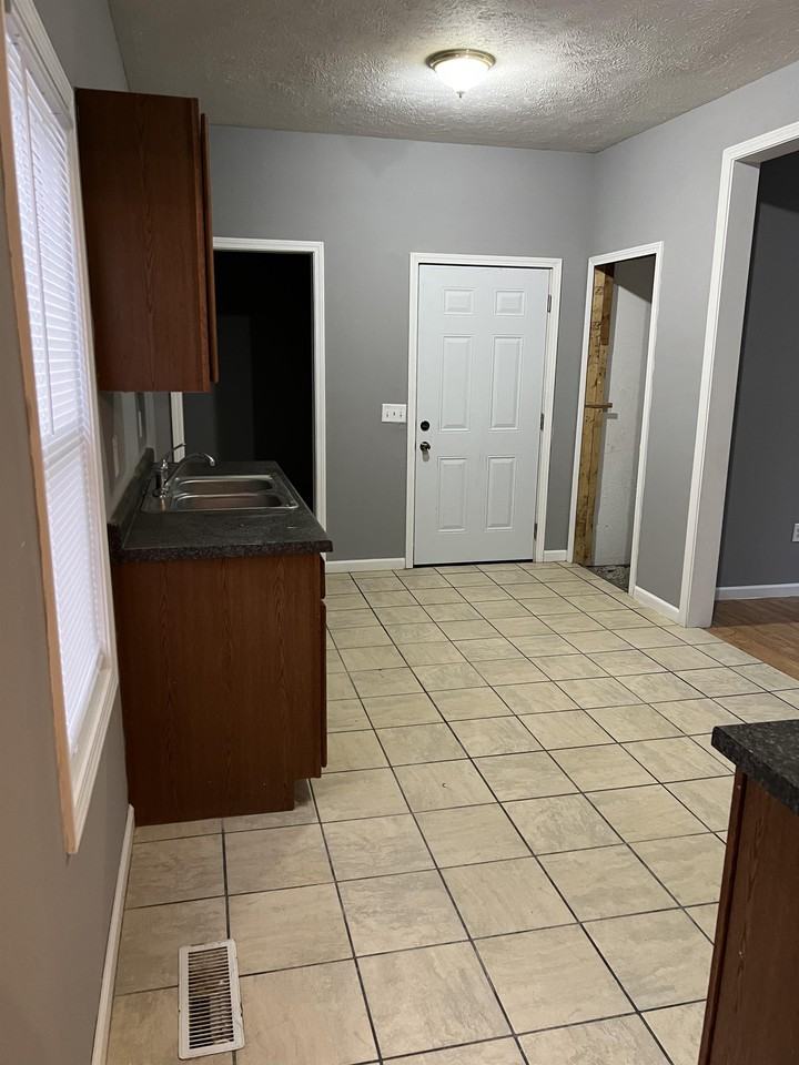 1011 S Greenlawn Ave #1 - Photo 5 of 15