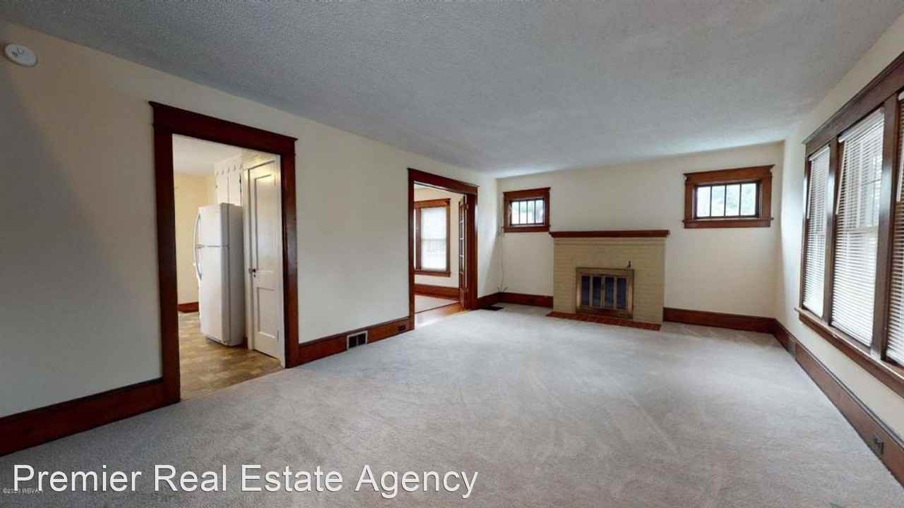 110 Eldred St - Photo 3 of 15