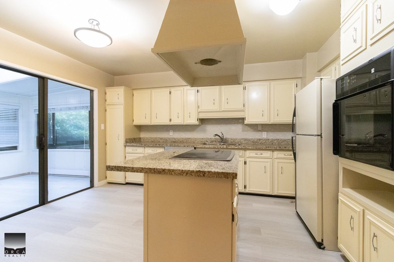 8187 Woodlake Crt - Photo 2 of 33