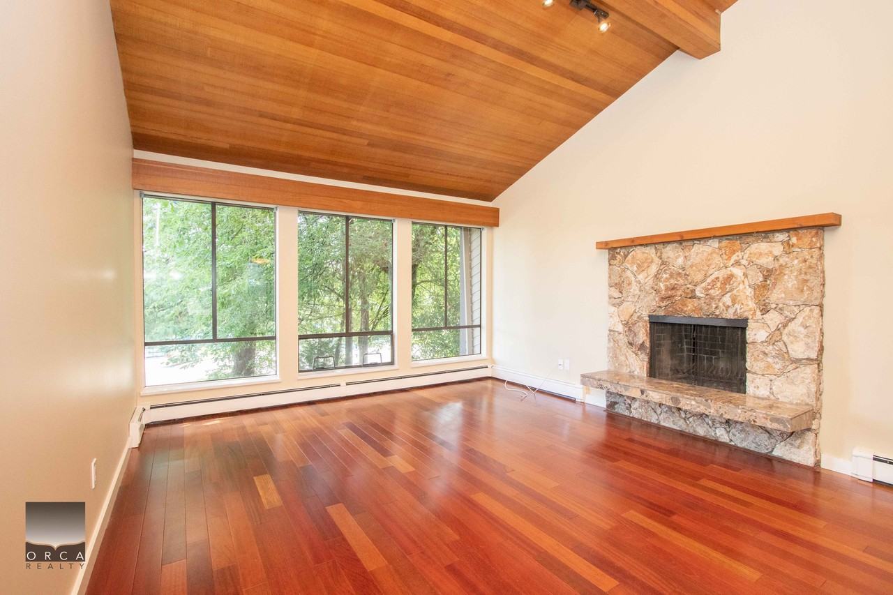 8187 Woodlake Crt - Photo 3 of 33