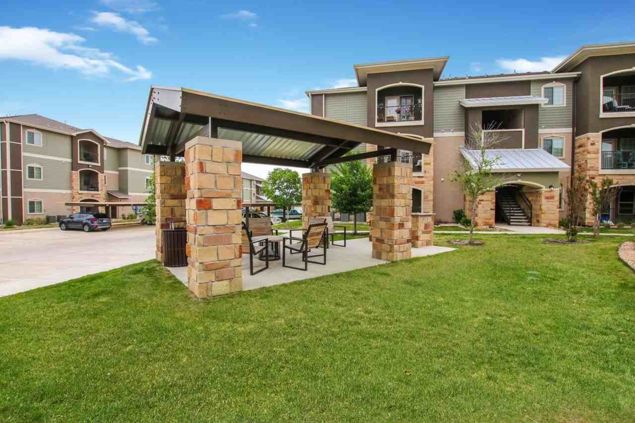 Lone Oak Apartments - Photo 5 of 32