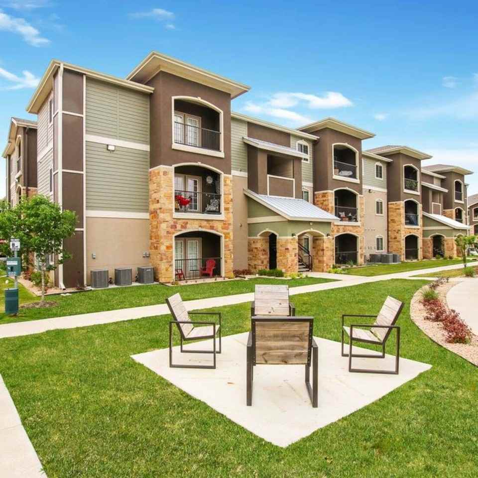 Lone Oak Apartments - Photo 3 of 32