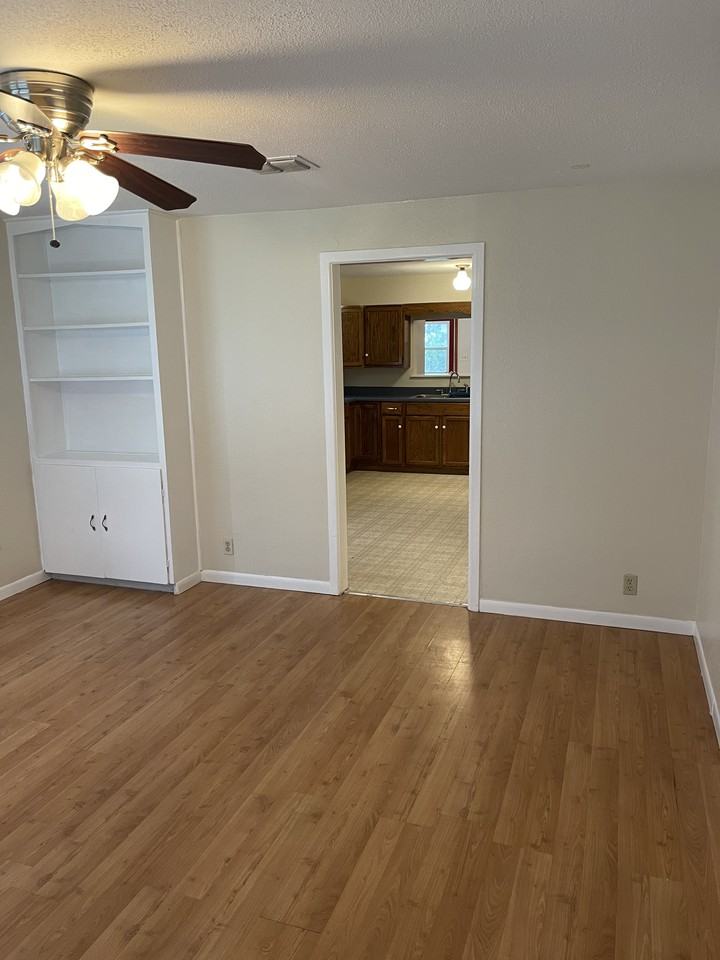 732 W Market St - Photo 2 of 11