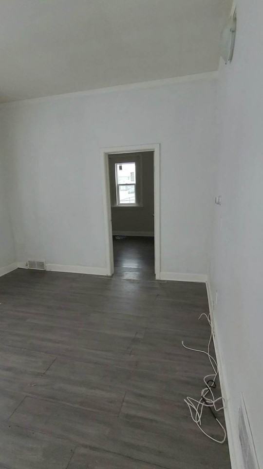 275 Andrews St - Photo 3 of 9