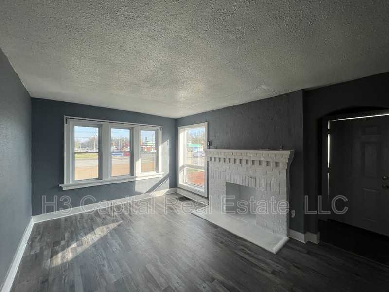 76 W Airline Dr - Photo 3 of 16