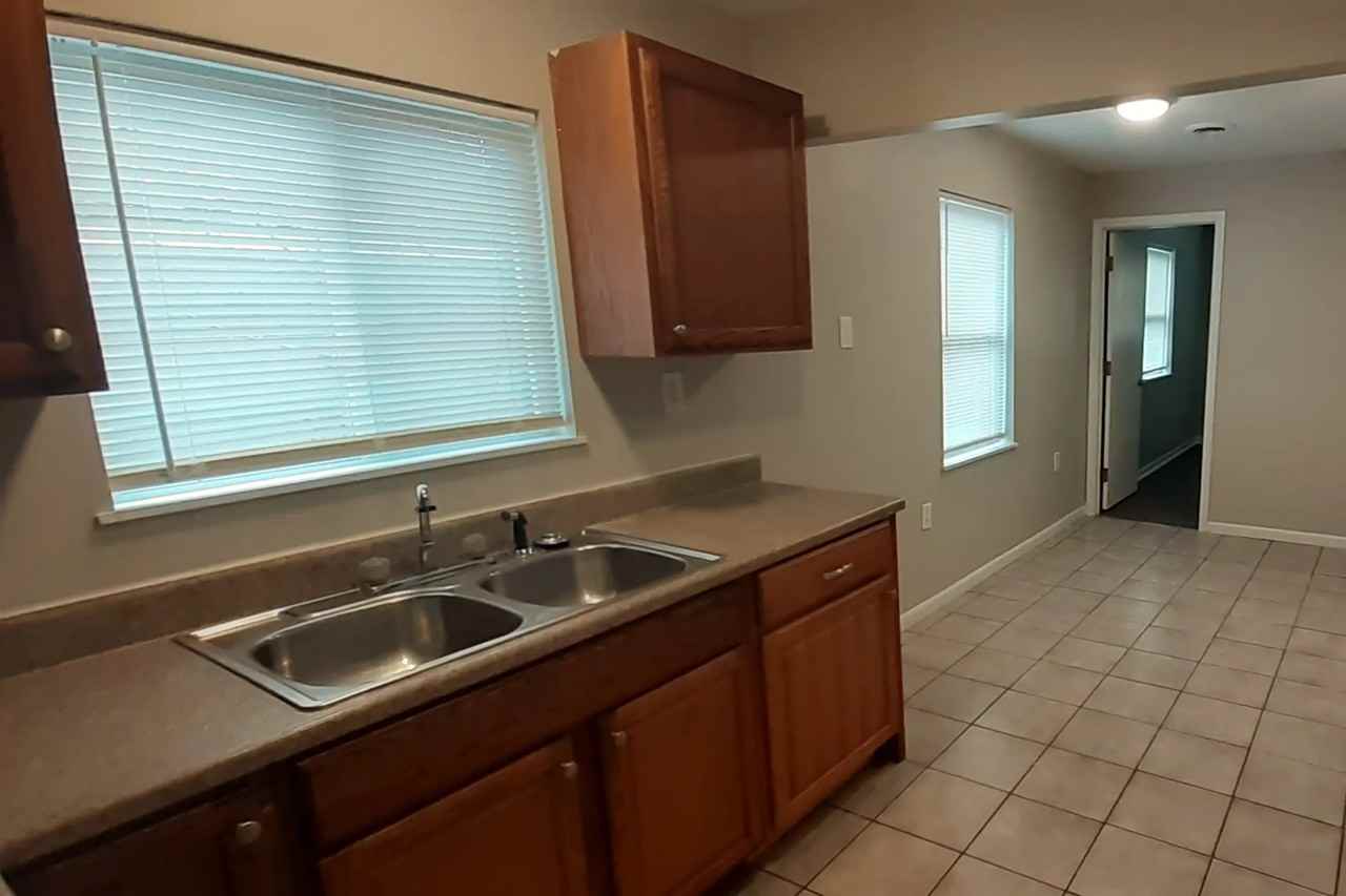 7515 Rivard Ave - Photo 2 of 12