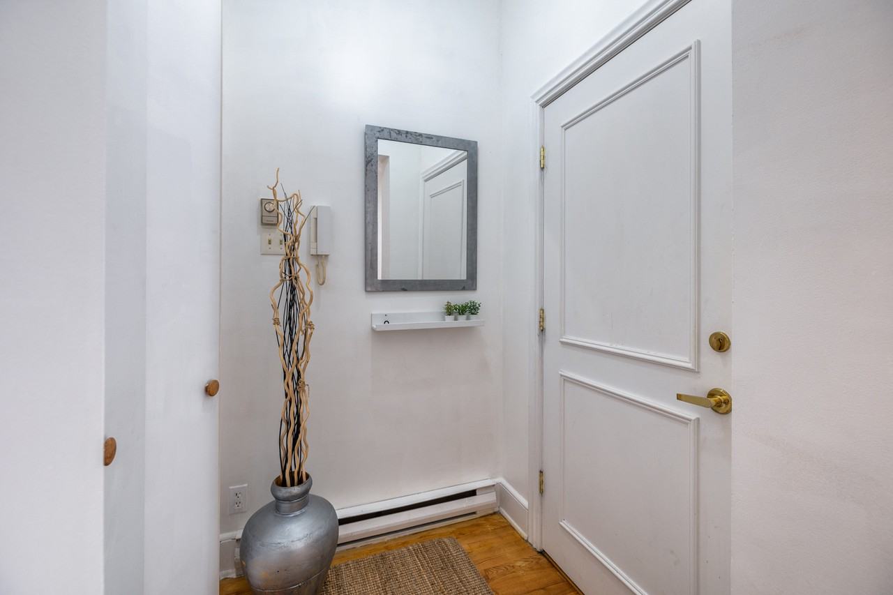 3487 Rue Durocher #1 - Photo 2 of 13