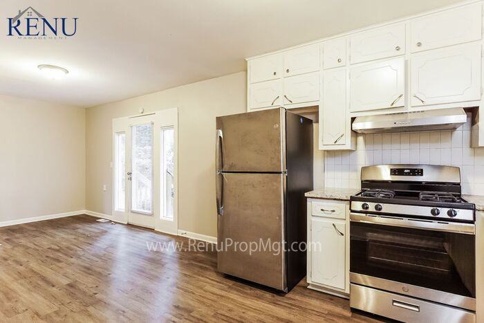 1032 Medina Dr - Photo 3 of 20