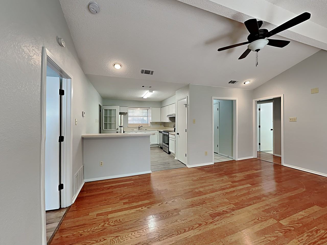 913 Vaughn Dr - Photo 3 of 18