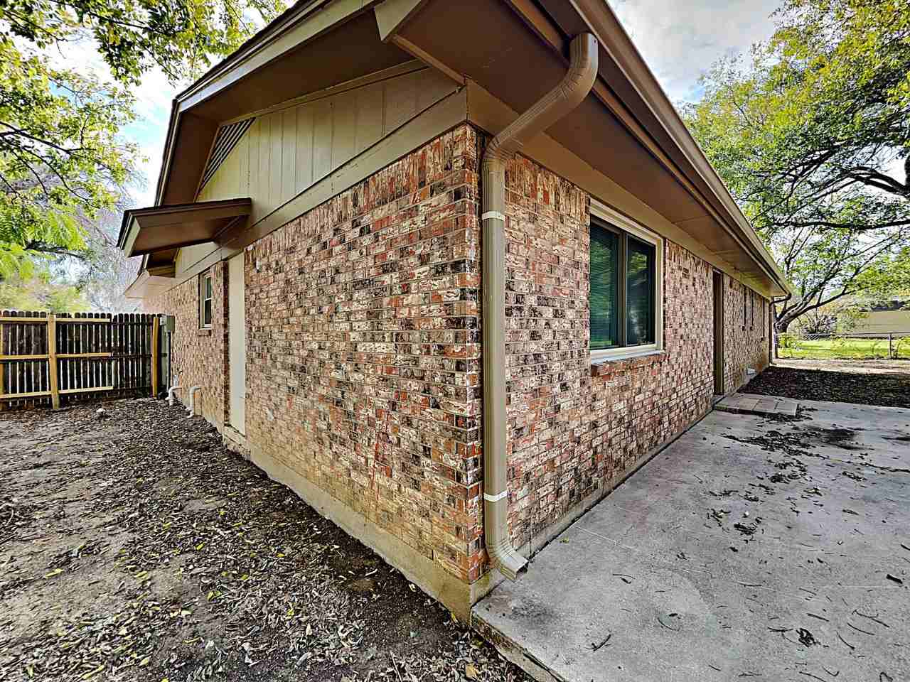 245 Ne Craig St - Photo 2 of 21