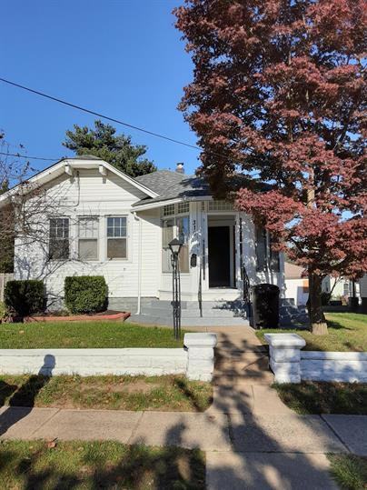 319 Monument Ave - Photo 3 of 17