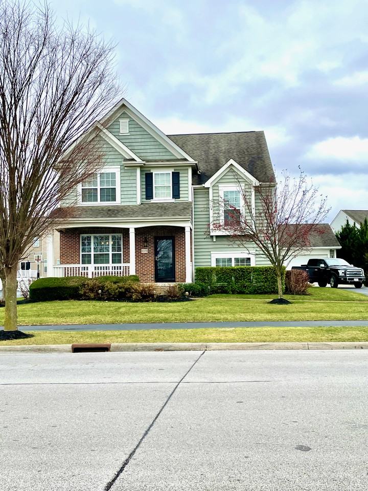 1373 Pinnacle Club Dr, Grove City, OH 43123 bedroom House