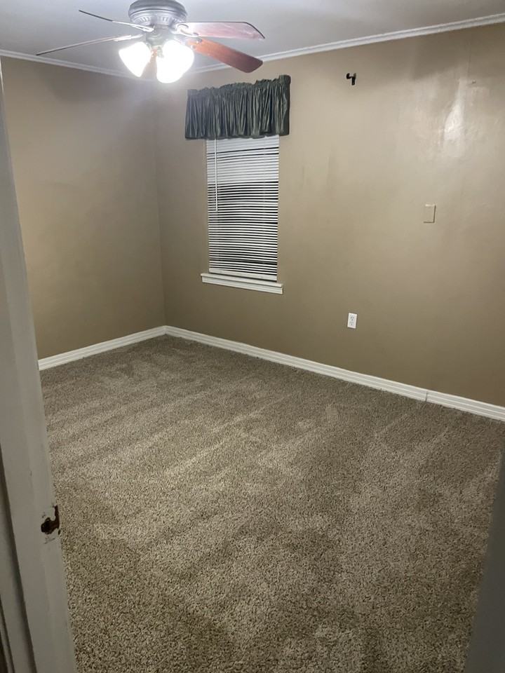 903 Elm St - Photo 3 of 10