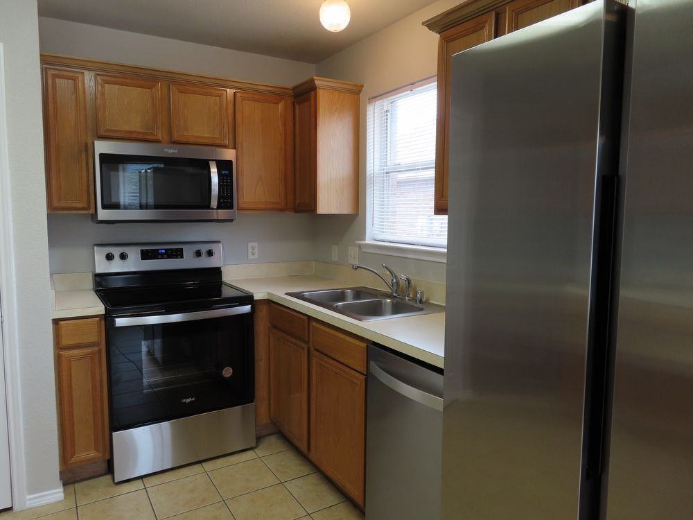 748 Bur Oak Dr - Photo 3 of 10