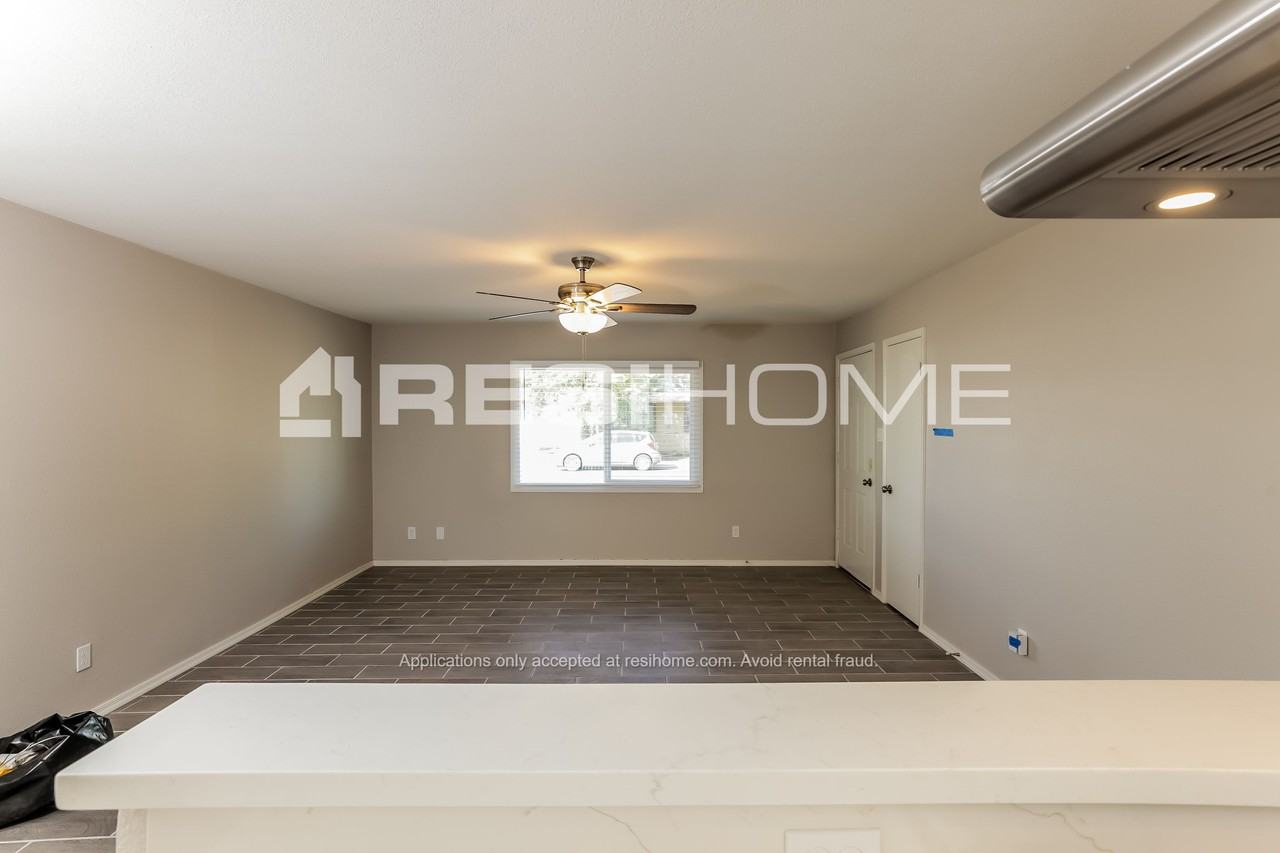 14058 N 47th Ave - Photo 3 of 23