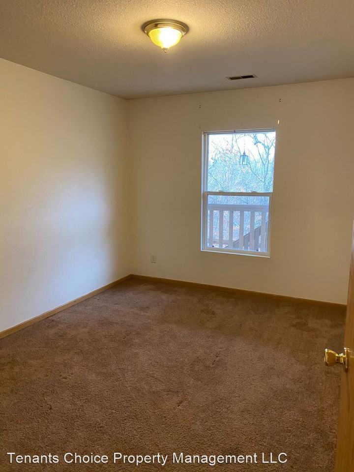 48 Suzanne Dr - Photo 3 of 5