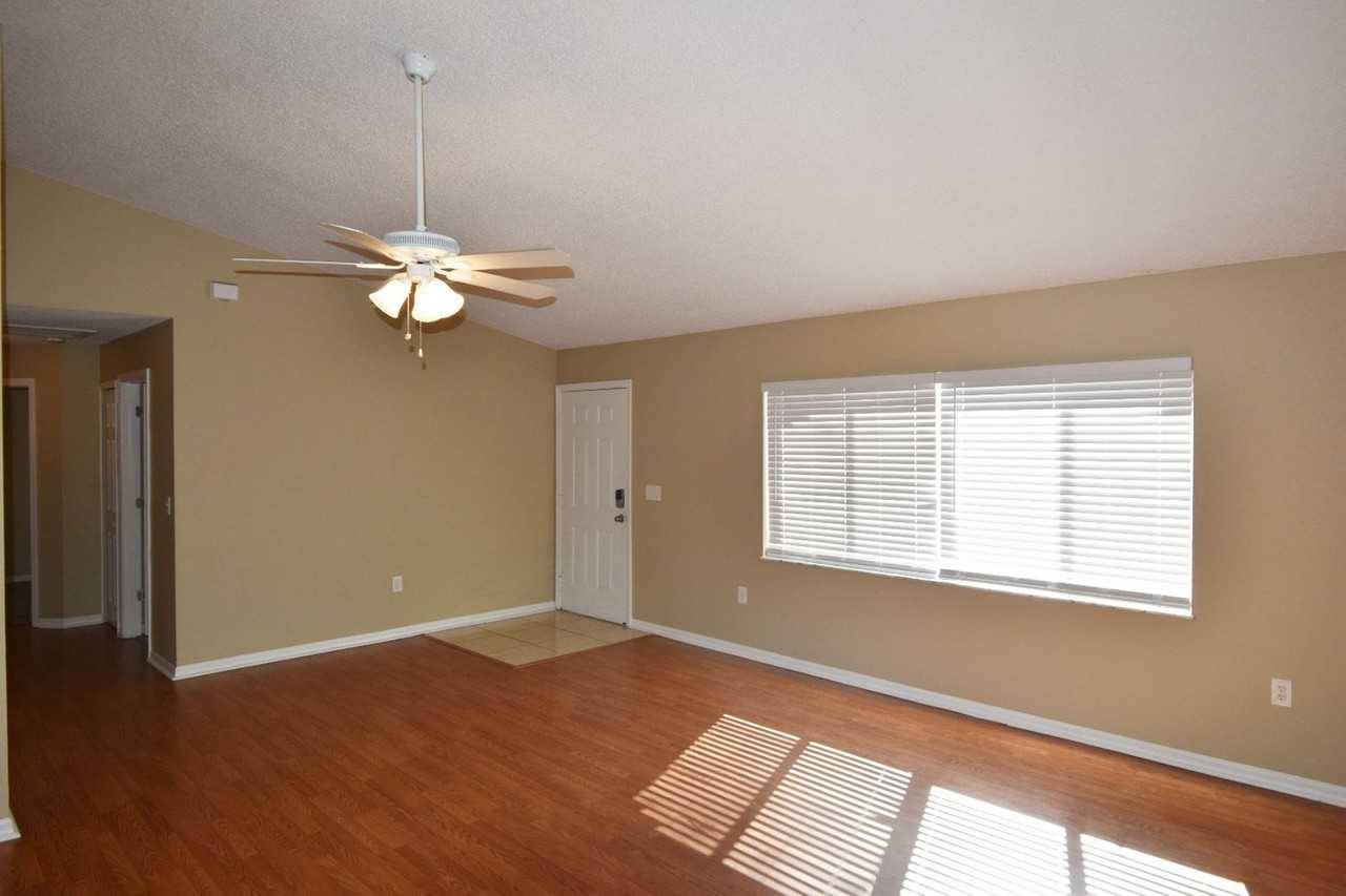 9545 Alvernon Dr - Photo 2 of 18