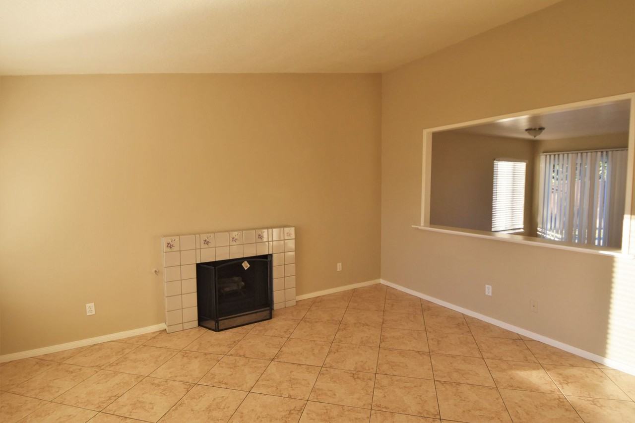 1303 Columbia St - Photo 2 of 13