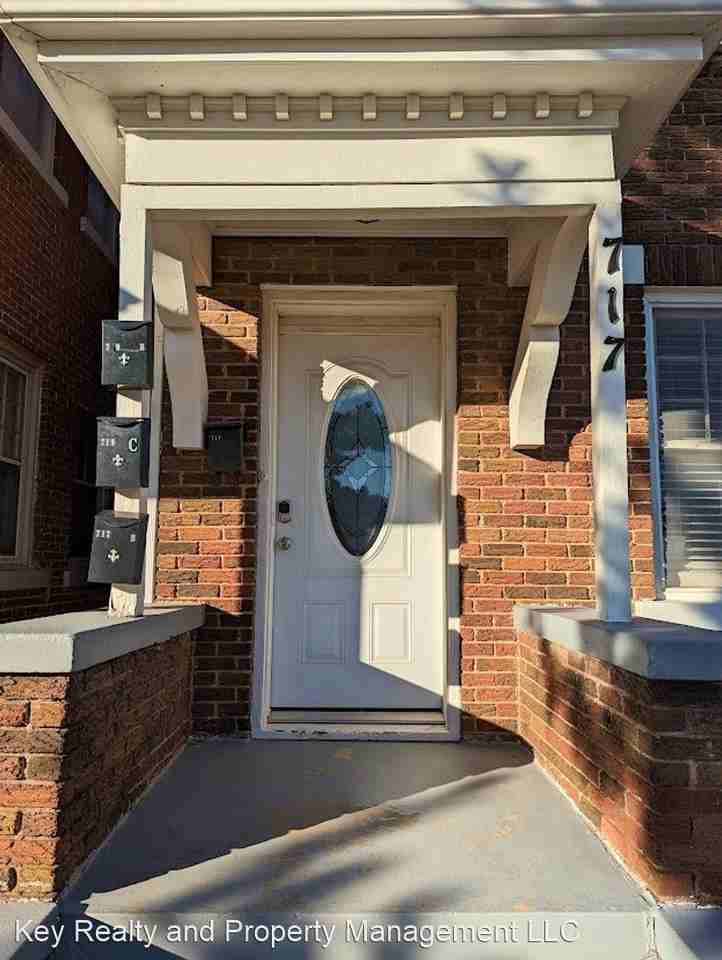 717 NE 14th St - Photo 2 of 44