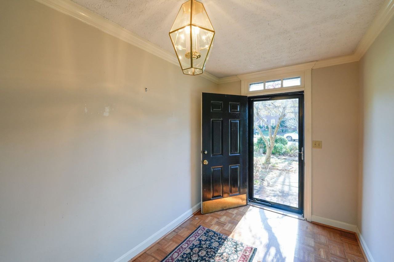 9519 Wessex Pl - Photo 3 of 29